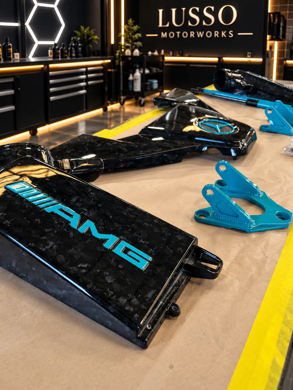 Forged-carbon effect: Engine-bay set with custom-coloured badges