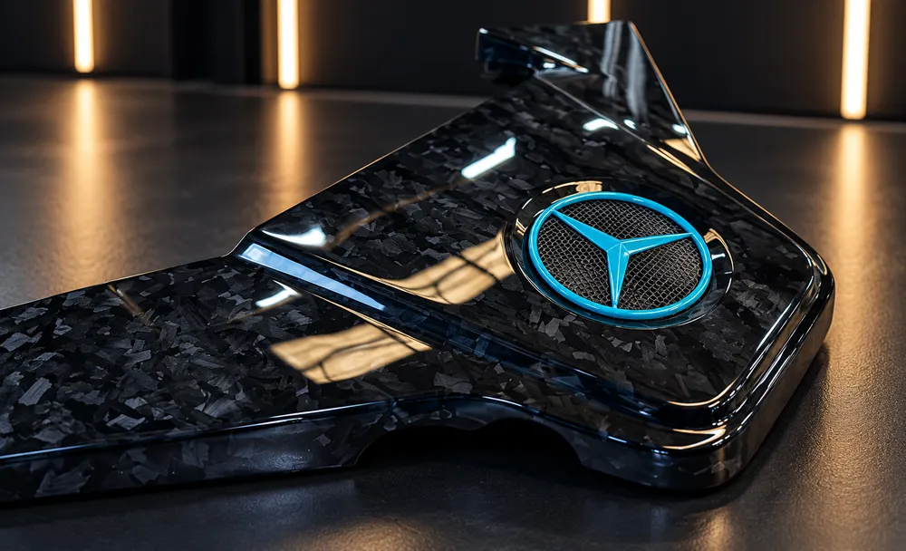 Forged-carbon effect: Engine cover with coloured badge